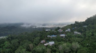 Milford Ses ve Kuşkulu Ses 'in Dağları ve Fiyortları, Yeni Zelanda. Bengoh Vadisi, Sarawak.