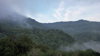 Milford Ses ve Kuşkulu Ses 'in Dağları ve Fiyortları, Yeni Zelanda. Bengoh Vadisi, Sarawak.
