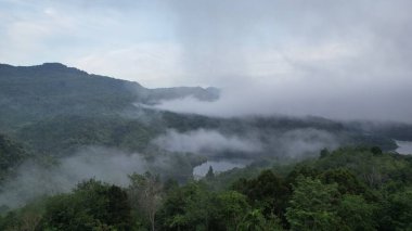 Milford Ses ve Kuşkulu Ses 'in Dağları ve Fiyortları, Yeni Zelanda. Bengoh Vadisi, Sarawak.