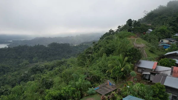Milford Ses ve Kuşkulu Ses 'in Dağları ve Fiyortları, Yeni Zelanda. Bengoh Vadisi, Sarawak.