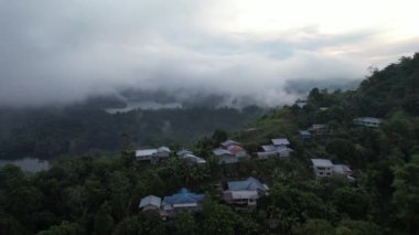Milford Ses ve Kuşkulu Ses 'in Dağları ve Fiyortları, Yeni Zelanda. Bengoh Vadisi, Sarawak.