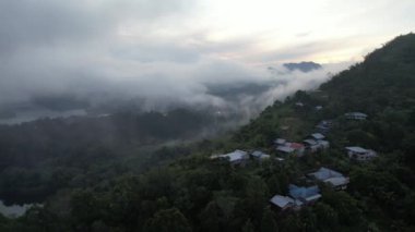 Milford Ses ve Kuşkulu Ses 'in Dağları ve Fiyortları, Yeni Zelanda. Bengoh Vadisi, Sarawak.