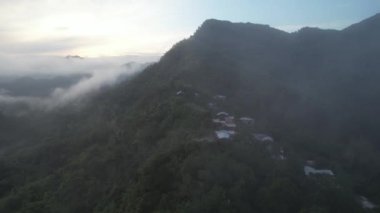 Milford Ses ve Kuşkulu Ses 'in Dağları ve Fiyortları, Yeni Zelanda. Bengoh Vadisi, Sarawak.