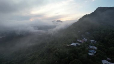 Milford Ses ve Kuşkulu Ses 'in Dağları ve Fiyortları, Yeni Zelanda. Bengoh Vadisi, Sarawak.