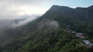 Milford Ses ve Kuşkulu Ses 'in Dağları ve Fiyortları, Yeni Zelanda. Bengoh Vadisi, Sarawak.