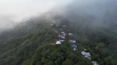 Milford Ses ve Kuşkulu Ses 'in Dağları ve Fiyortları, Yeni Zelanda. Bengoh Vadisi, Sarawak.
