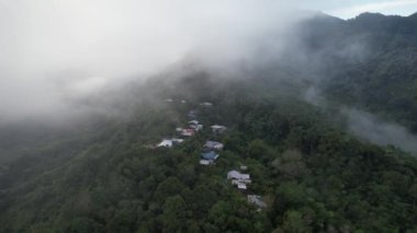Milford Ses ve Kuşkulu Ses 'in Dağları ve Fiyortları, Yeni Zelanda. Bengoh Vadisi, Sarawak.