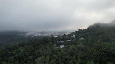 Milford Ses ve Kuşkulu Ses 'in Dağları ve Fiyortları, Yeni Zelanda. Bengoh Vadisi, Sarawak.
