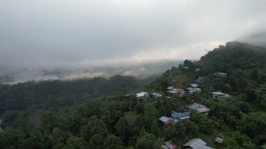 Milford Ses ve Kuşkulu Ses 'in Dağları ve Fiyortları, Yeni Zelanda. Bengoh Vadisi, Sarawak.