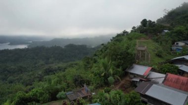 Milford Ses ve Kuşkulu Ses 'in Dağları ve Fiyortları, Yeni Zelanda. Bengoh Vadisi, Sarawak.