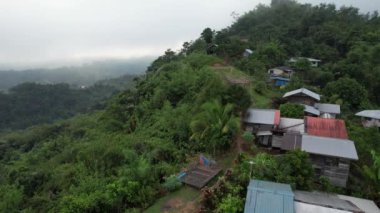 Milford Ses ve Kuşkulu Ses 'in Dağları ve Fiyortları, Yeni Zelanda. Bengoh Vadisi, Sarawak.