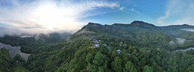 Milford Ses ve Kuşkulu Ses 'in Dağları ve Fiyortları, Yeni Zelanda. Bengoh Vadisi, Sarawak.
