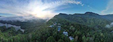 Milford Ses ve Kuşkulu Ses 'in Dağları ve Fiyortları, Yeni Zelanda. Bengoh Vadisi, Sarawak.