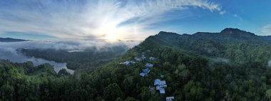 Milford Ses ve Kuşkulu Ses 'in Dağları ve Fiyortları, Yeni Zelanda. Bengoh Vadisi, Sarawak.