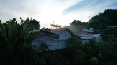 Milford Ses ve Kuşkulu Ses 'in Dağları ve Fiyortları, Yeni Zelanda. Bengoh Vadisi, Sarawak.