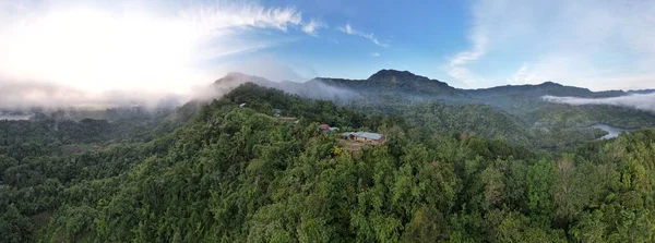 Milford Ses ve Kuşkulu Ses 'in Dağları ve Fiyortları, Yeni Zelanda. Bengoh Vadisi, Sarawak.