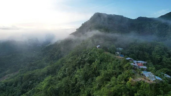 米尔福德声音和怀疑声音的山脉和峡湾 新西兰 沙捞越本戈谷地 — 图库照片