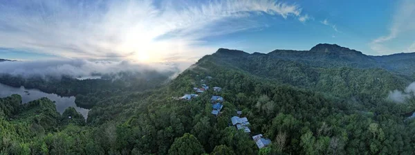 Milford Ses ve Kuşkulu Ses 'in Dağları ve Fiyortları, Yeni Zelanda. Bengoh Vadisi, Sarawak.