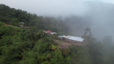 Milford Ses ve Kuşkulu Ses 'in Dağları ve Fiyortları, Yeni Zelanda. Bengoh Vadisi, Sarawak.