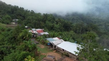 Milford Ses ve Kuşkulu Ses 'in Dağları ve Fiyortları, Yeni Zelanda. Bengoh Vadisi, Sarawak.
