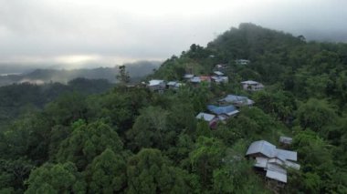 Milford Ses ve Kuşkulu Ses 'in Dağları ve Fiyortları, Yeni Zelanda. Bengoh Vadisi, Sarawak.