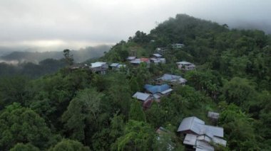 Milford Ses ve Kuşkulu Ses 'in Dağları ve Fiyortları, Yeni Zelanda. Bengoh Vadisi, Sarawak.