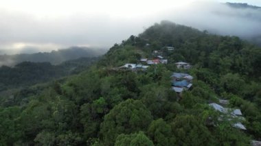 Milford Ses ve Kuşkulu Ses 'in Dağları ve Fiyortları, Yeni Zelanda. Bengoh Vadisi, Sarawak.