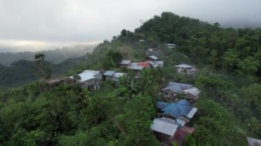 Milford Ses ve Kuşkulu Ses 'in Dağları ve Fiyortları, Yeni Zelanda. Bengoh Vadisi, Sarawak.