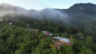 Milford Ses ve Kuşkulu Ses 'in Dağları ve Fiyortları, Yeni Zelanda. Bengoh Vadisi, Sarawak.