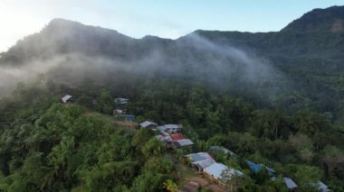 Milford Ses ve Kuşkulu Ses 'in Dağları ve Fiyortları, Yeni Zelanda. Bengoh Vadisi, Sarawak.