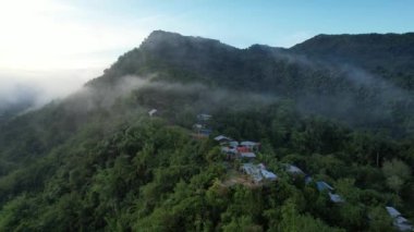 Milford Ses ve Kuşkulu Ses 'in Dağları ve Fiyortları, Yeni Zelanda. Bengoh Vadisi, Sarawak.