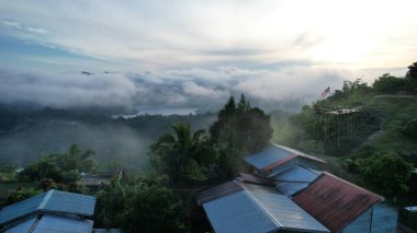 Milford Ses ve Kuşkulu Ses 'in Dağları ve Fiyortları, Yeni Zelanda. Bengoh Vadisi, Sarawak.