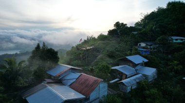 Milford Ses ve Kuşkulu Ses 'in Dağları ve Fiyortları, Yeni Zelanda. Bengoh Vadisi, Sarawak.