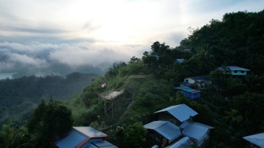Milford Ses ve Kuşkulu Ses 'in Dağları ve Fiyortları, Yeni Zelanda. Bengoh Vadisi, Sarawak.