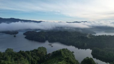 Milford Ses ve Kuşkulu Ses 'in Dağları ve Fiyortları, Yeni Zelanda. Bengoh Vadisi, Sarawak.