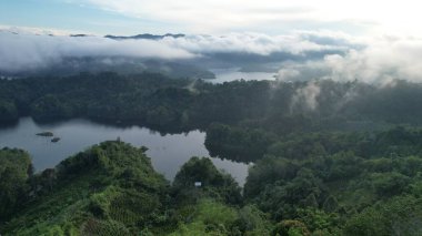 Milford Ses ve Kuşkulu Ses 'in Dağları ve Fiyortları, Yeni Zelanda. Bengoh Vadisi, Sarawak.