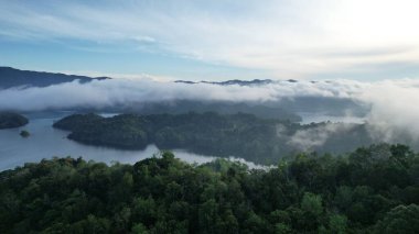 Milford Ses ve Kuşkulu Ses 'in Dağları ve Fiyortları, Yeni Zelanda. Bengoh Vadisi, Sarawak.