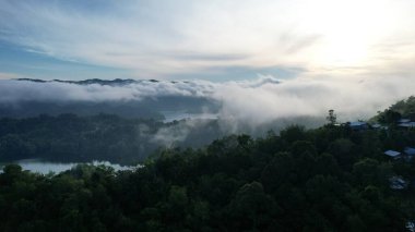 Milford Ses ve Kuşkulu Ses 'in Dağları ve Fiyortları, Yeni Zelanda. Bengoh Vadisi, Sarawak.
