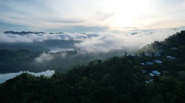 Milford Ses ve Kuşkulu Ses 'in Dağları ve Fiyortları, Yeni Zelanda. Bengoh Vadisi, Sarawak.