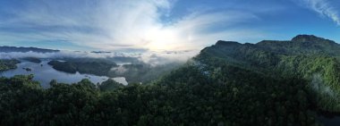 Milford Ses ve Kuşkulu Ses 'in Dağları ve Fiyortları, Yeni Zelanda. Bengoh Vadisi, Sarawak.