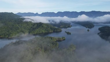 Milford Ses ve Kuşkulu Ses 'in Dağları ve Fiyortları, Yeni Zelanda. Bengoh Vadisi, Sarawak.