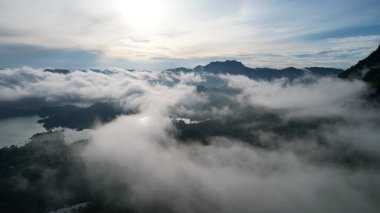 Milford Ses ve Kuşkulu Ses 'in Dağları ve Fiyortları, Yeni Zelanda. Bengoh Vadisi, Sarawak.