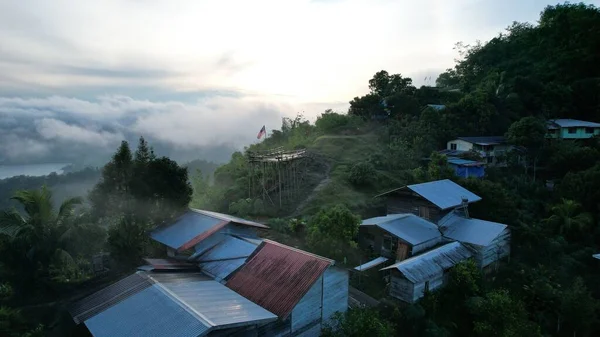 Milford Ses ve Kuşkulu Ses 'in Dağları ve Fiyortları, Yeni Zelanda. Bengoh Vadisi, Sarawak.