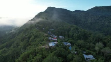 Milford Ses ve Kuşkulu Ses 'in Dağları ve Fiyortları, Yeni Zelanda. Bengoh Vadisi, Sarawak.
