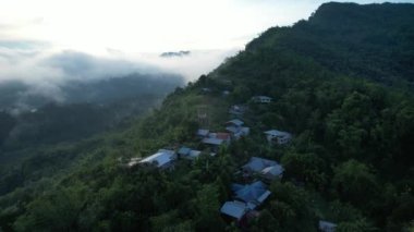 Milford Ses ve Kuşkulu Ses 'in Dağları ve Fiyortları, Yeni Zelanda. Bengoh Vadisi, Sarawak.