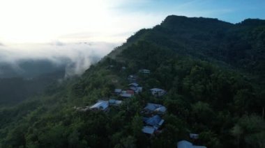 Milford Ses ve Kuşkulu Ses 'in Dağları ve Fiyortları, Yeni Zelanda. Bengoh Vadisi, Sarawak.