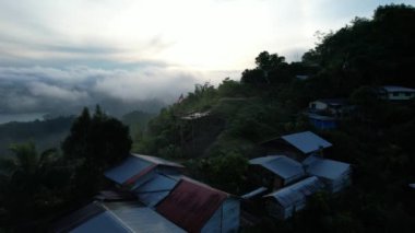 Milford Ses ve Kuşkulu Ses 'in Dağları ve Fiyortları, Yeni Zelanda. Bengoh Vadisi, Sarawak.