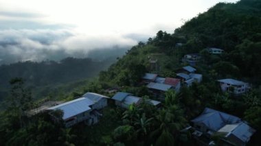 Milford Ses ve Kuşkulu Ses 'in Dağları ve Fiyortları, Yeni Zelanda. Bengoh Vadisi, Sarawak.
