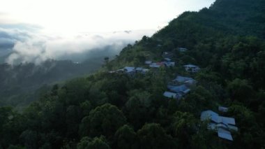 Milford Ses ve Kuşkulu Ses 'in Dağları ve Fiyortları, Yeni Zelanda. Bengoh Vadisi, Sarawak.