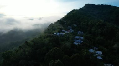 Milford Ses ve Kuşkulu Ses 'in Dağları ve Fiyortları, Yeni Zelanda. Bengoh Vadisi, Sarawak.
